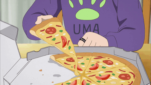 Аниме персонаж разглядывает пиццу перед едой.